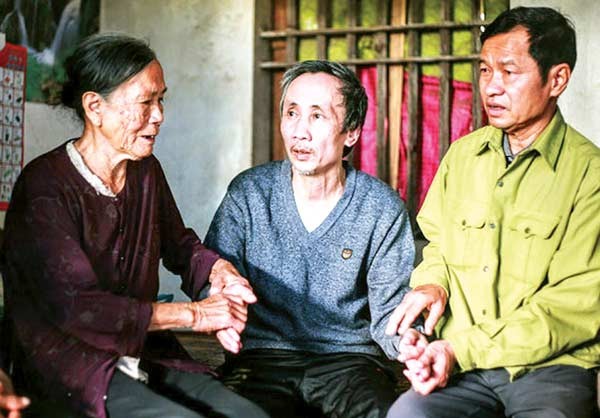 Mr. Han Duc Long (C) at his house in Phuc Son commune, Tan Yen District, Bac Giang on December 21. The man has been released after 11 years on dead row (Photo: SGGP)